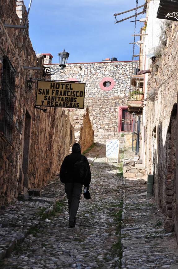 Caminhando pelas ruas de pedra de Real de Catorce, pueblo mágico no norte do México